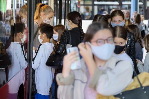 Dicht gedrängt stehen Schüler vor und dann auch im Bus.  Foto: Sascha Kopp 