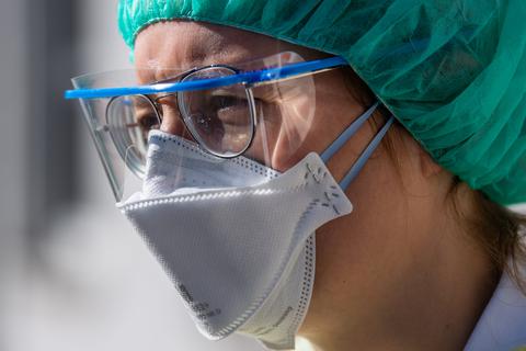 Eine Ärztin steht am Eingang einer Corona-Ambulanz und trägt dabei Schutzkleidung und Schutzmaske. Symbolfoto: dpa