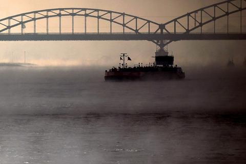 Ein Schiff auf dem Rhein bei Köln. Das Thema Schadstoffausstoß in der Binnenschifffahrt ist bislang eher unterschätzt. Foto: dpa