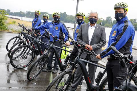 Innenminister Roger Lewentz und die Fahrradstreife der rheinland-pfälzischen Polizei mit ihren neuen E-Bikes.  Foto: Harald Kaster