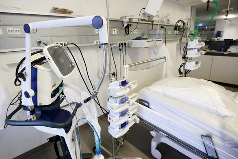 Ein Beatmungsgerät steht neben einem Intensivbett.  Foto: dpa