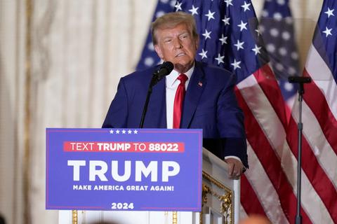 Der ehemalige US-Präsident Donald Trump spricht in seinem Anwesen Mar-a-Lago Stunden nach seiner Anklageerhebung in New York.