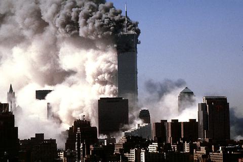 Rauch dringt aus dem World Trade Center in New York: Am 11. September 2001 rasten zwei Flugzeuge in die Zwillingstürme. Bei den Terroranschlagen starben rund 3000 Menschen. Foto: dpa