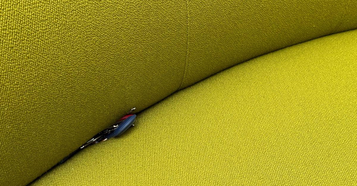 Neue-Airtags-Schneller-zum-Schl-ssel-in-der-Sofaritze