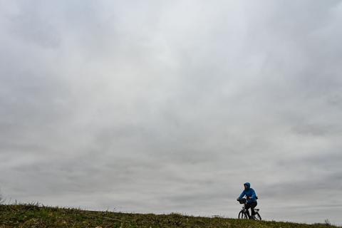 Egal bei welchem Wetter: Mit diesen Tipps sind sie auch 2022 draußen bestens unterwegs. Foto: dpa