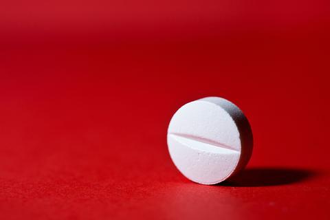 Runde Tabletten auf rotem Grund
