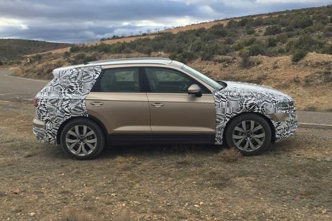 Der Farbton passt zur Landschaft: Der neue VW Touareg mit halbem Tarnkleid. Foto: Chowanetz