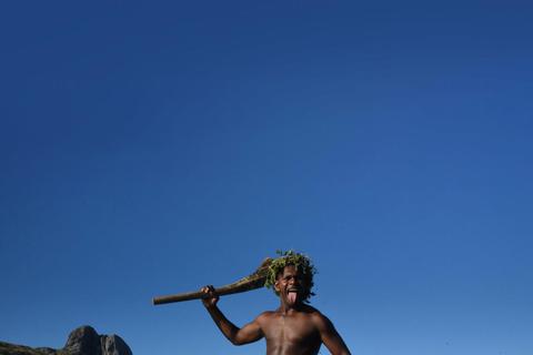 Begrüßungsritual auf melanesisch: Nessy Malifa heißt die Gäste in traditioneller Kriegermontur willkommen. Foto: Carsten Heinke
