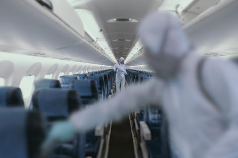 Ein Flugzeug wird desinfiziert. Foto: daniilvolkov - stock.adobe