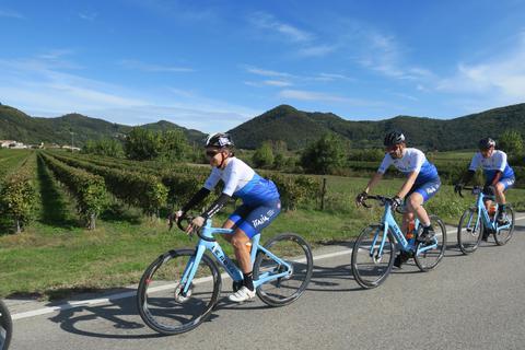 Das Team der italienischen Zentrale für Tourismus fährt beim Giro-E mit. Foto: Enit