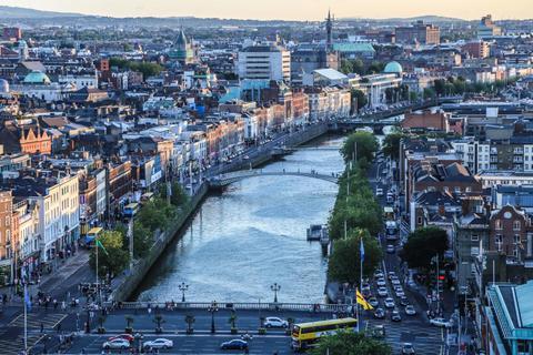 Der Fluss Liffey vor der Skyline Dublins – am besten erkundet man das Gewässer mit einem Kajak.Foto: Fáiltre Ireland  Foto: Fáiltre Ireland