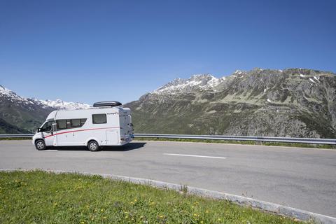 Zahllose schöne  Bergstraßen führen über  die Pässe in den Alpen. Foto: Urs Flueeler