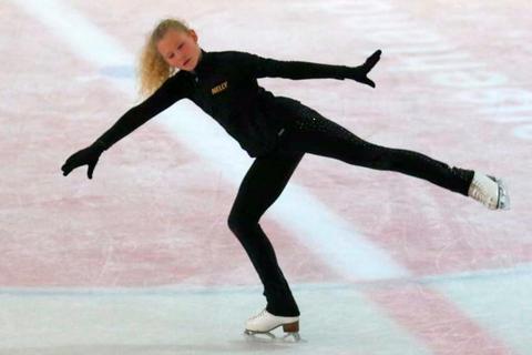 Die leidenschaftliche Eiskunstläuferin Nelly Olszowski vom EC Lauterbach gehört nun zum Landeskader vom Hessen - und gehört somit in die Kategorie der Spitzen- und Profisportler.  Foto: Weigold 