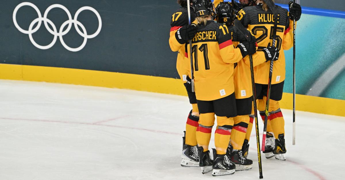 Eishockey-Frauen-mit-Sieg-gegen-Italien-im-Viertelfinale