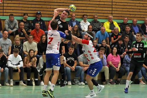 Tim Knobel, (am Ball, hier in Worms gegen den HB Mülheim) ist einer der besten Handballer Rheinhessens.