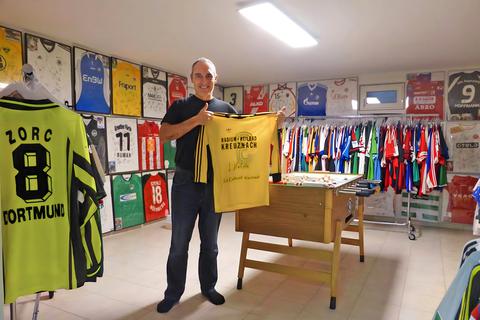 Das Trikot der SG Eintracht aus der Saison in der Zweiten Bundesliga - erstmals mit Trikotwerbung und signiert von Jens Holste - hat den Weg ins Trikotmuseum in Schwabach gefunden.