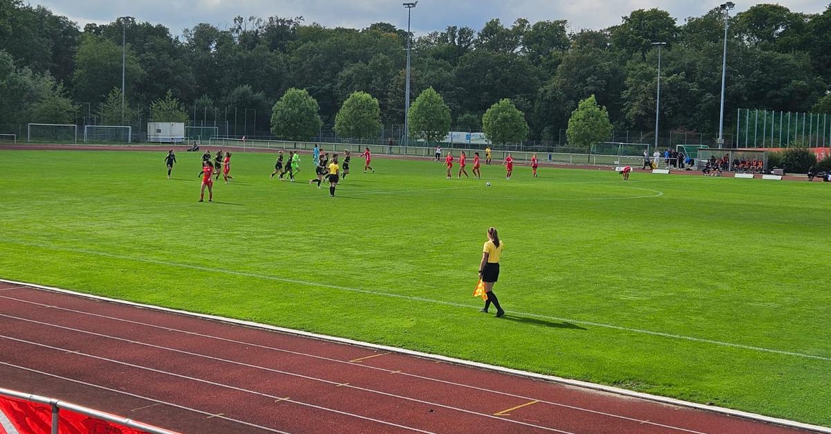 Mit-18-in-der-2-Bundesliga-Das-ist-Referee-Leonie-Dimitrov