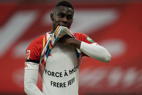 Per T-Shirt-Botschaft sendet Moussa Niakhaté nach seinem Tor gegen Union Berlin Genesungswünsche an seinen verletzten Fußball-Kumpel Jeff Reine-Adelaide nach Nizza. Foto: dpa