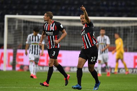 Stefan Ilsanker (links) Und Timothy Chandler bejubeln das 3:3.  Foto: dpa
