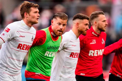 Luca Kilian (links) feiert nach dem Abpfiff mit dem Team des 1. FC Köln, für den er trotz Vertrags in Mainz auch nächste Saison spielen möchte.  Foto: dpa 