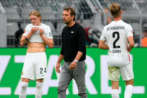 Der FC Augsburg kommt mit Trainer Markus Weinzierl (Mitte) in dieser Saison bislang erst auf sechs Zähler. Foto: dpa 