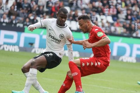 Fussball - 1. Bundesliga - Eintracht Frankfurt - 1. FSV Mainz 05 - 13.05.23,
Evan Ndicka (Eintracht), Karim Onisiwo (Mainz),
- Foto: René Vigneron