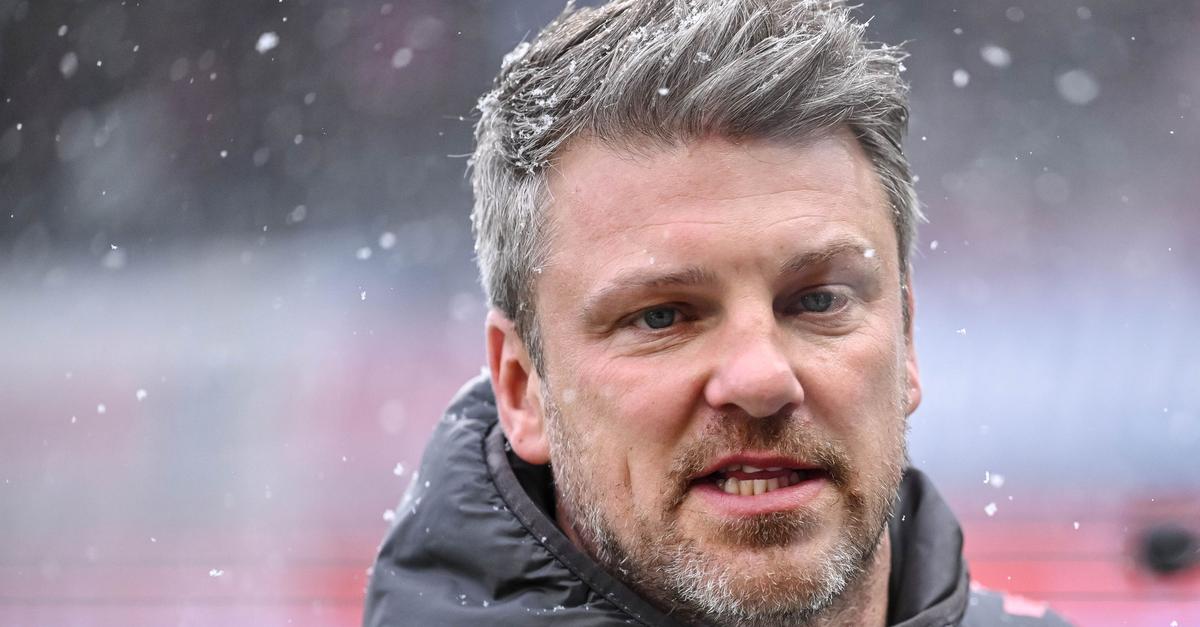 Sieglos-Serie-Fan-Banner-gegen-K-ln-Coach-Lukas-Kwasniok