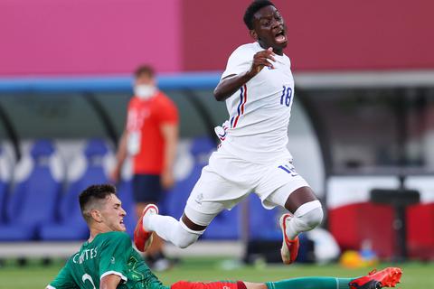 Randal Kolo Muani (in weiß) am Ball für das französische Team bei den Olympischen Spielen in Tokio. Foto: Imago
