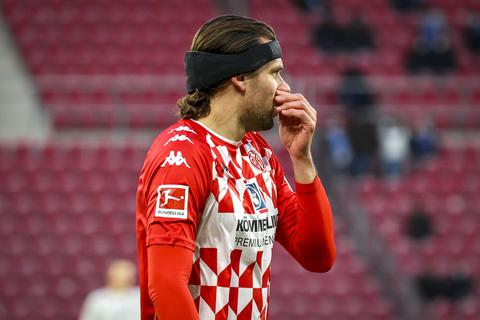 Adam Szalai gegen die TSG Hoffenheim. Er verlässt Mainz 05 und wechselt zum FC Basel in die Schweiz. Foto: Lukas Görlach