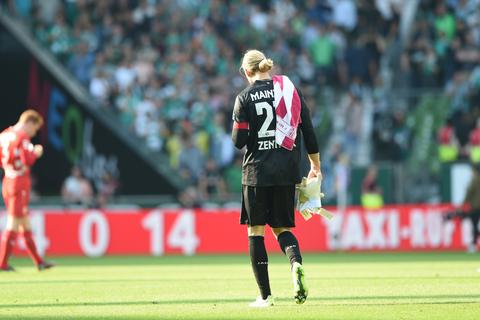 05-Torwart Robin Zentner geht nach der Niederlage enttäuscht vom Platz.