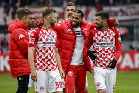 Gegen die Bayer stand Jeremiah St. Juste (Mitte) erstmals seit Monaten wieder im 05-Kader.   Foto: Sascha Kopp