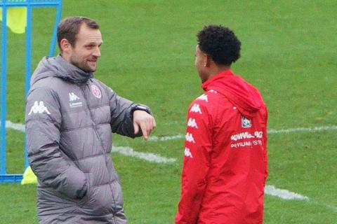 Gespräche zu führen, zählt Bo Svensson (links) zu den Hauptaufgaben in seiner ersten Trainerwoche bei Mainz 05. Hier unterhält er sich mit Jean-Paul Boetius. Foto: imago/Martin Hoffmann