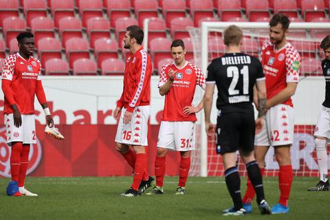 Enttäuschung bei den Mainzer Spielern nach dem Unentschieden gegen Bielefeld. Foto: Lukas Görlach