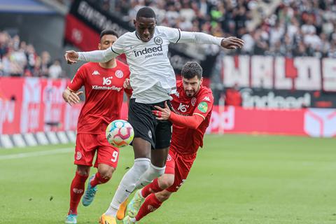 Eintracht-Stürmer Randal Kolo Muani im Duell mit Aaron (rechts) und Onisiwo (beide Mainz).