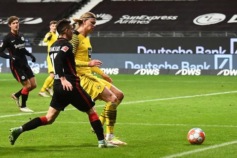 Eintracht Frankfurts Rafael Borré im Zweikampf mit Dortmunds Torgarant Erling Haaland. Foto: Jan Huebner