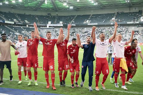 Und sie jubeln schon wieder auswärts: Die 05er feiern in Mönchengladbach den dritten Auswärtssieg in Serie. Foto: dpa