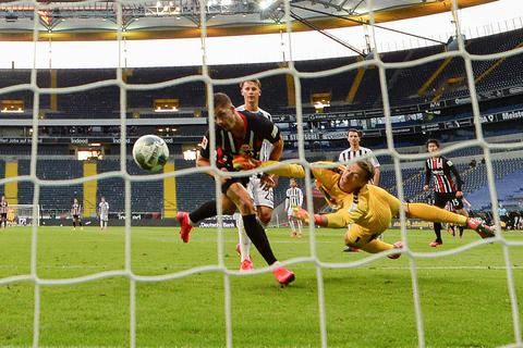 André Silva (l) erzielt für Eintracht Frankfurt gegen Freiburgs Torwart Alexander Schwolow (r) den Ausgleich zum 1:1. Foto: dpa