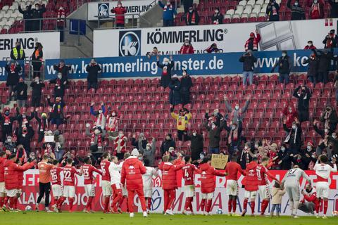 1000 Zuschauer waren zuletzt gegen den VfL Bochum erlaubt. Nun dürfen 6800 Besucher in die Arena. Foto: Sascha Kopp