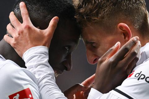 Eintracht. Frankfurts Randal Kolo Muani (l) und Torschütze Jesper Lindström jubeln nach dem Tor zum 4:2. 