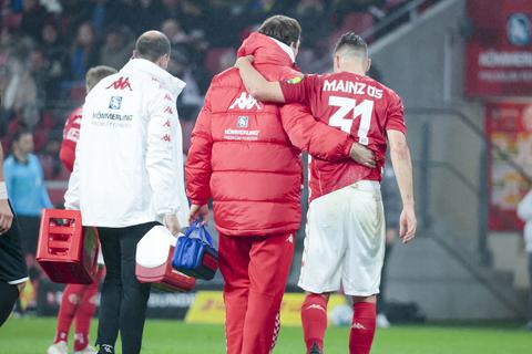 Dominik Kohr (re.) von Mainz 05 hat sich im Spiel gegen den 1. FC Köln verletzt und verlässt den Platz.  Foto: Sascha Kopp