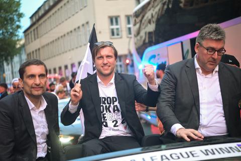 Würden sich über einen Eintracht-Sieg zum Auftakt gegen die Bayern sehr freuen: v.r. Oliver Frankenbach (Finanzvorstand), Markus Krösche (Sportvorstand) und Axel Hellmann (Vorstandssprecher). Foto: dpa