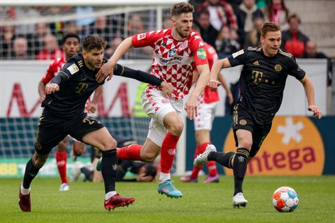 Anton Stach (Mitte) hat das Offensiv-Dribbling wie hier im Spiel gegen den FC Bayern München neu für sich entdeckt.  Foto: Sascha Kopp 