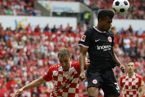 Nelson Weiper (links, gegen Ansgar Knauff) hat gegen Eintracht Frankfurt sein Startelf-Debüt in der Bundesliga gefeiert.