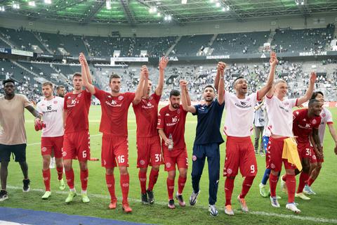Die Spieler von Mainz um Torschütze Aaron Martin (M, Nummer 3) jubeln nach dem Spiel. Foto: Bernd Thissen/dpa