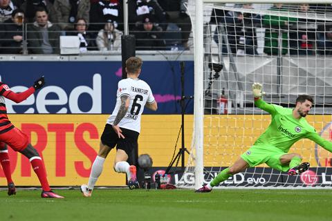 Der nächste Tiefschlag für die Eintracht: Silas Katompa Mvumpa (l.) erzielt das Tor zum 1:1-Ausgleich gegen die Frankfurter Eintracht.