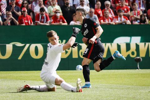 Wollte wohl zum FC Augsburg wechseln, um mehr Spielpraxis zu bekommen: 05-Ersatztorwart Finn Dahmen (li.). Archivfoto: Tim Würz