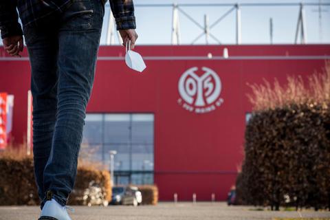 14 Lizenzspieler des FSV Mainz 05 sowie sechs Mitglieder des Trainer- und Betreuerteams inklusive Chefcoach Bo Svensson waren nach positiven Corona-Tests in den vergangenen Tagen in häuslicher Isolation. Foto: Lukas Görlach 