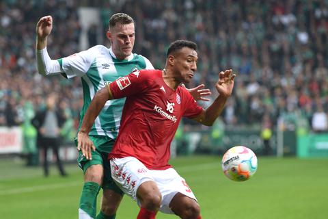 Werders Marvin Ducksch (l) kämpft mit dem Mainzer Karim Onisiwo um den Ball.