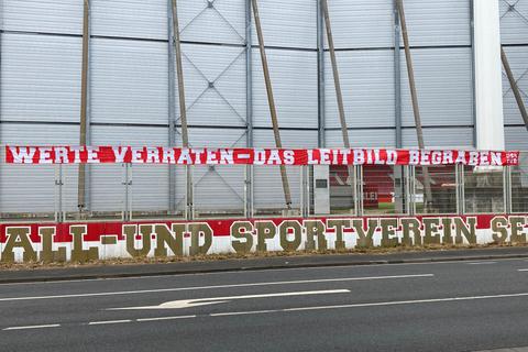 Per Banner übt die Ultraszene Mainz Kritik an der Entscheidung von Mainz 05, ein Testspiel gegen Newcastle United auszutragen. Foto: Pascal Affelder