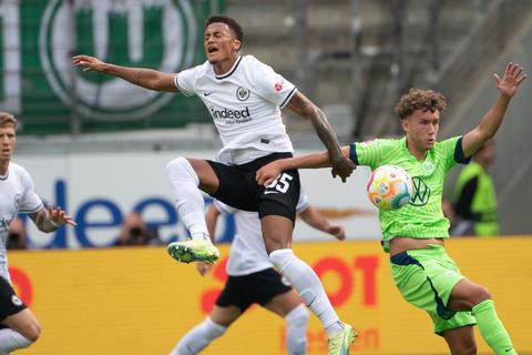 Frankfurts Tuta (M) in Aktion gegen Wolfsburgs Luca Waldschmidt (r).  Foto: Sebastian Gollnow/dpa 